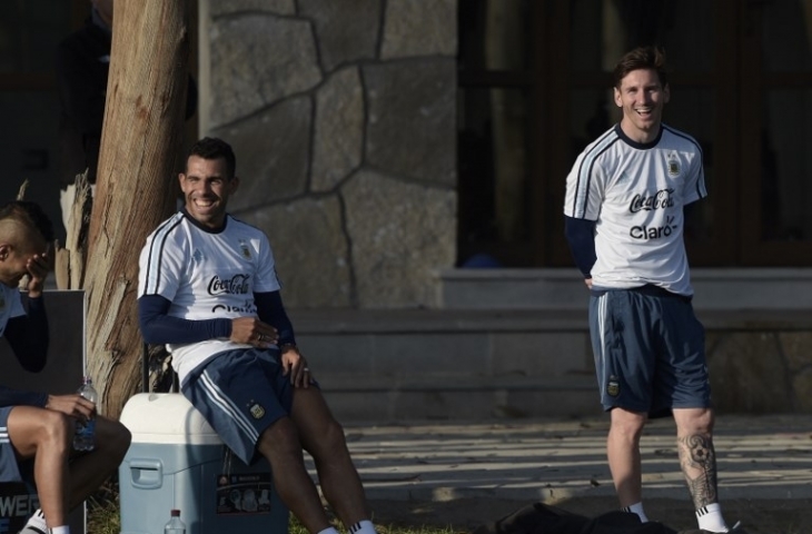 Carloz Tevez dan Lionel Messi saat sesi latihan di Coquimbo, Chili (23/6/2105) [Juan Mabromata/AFP]