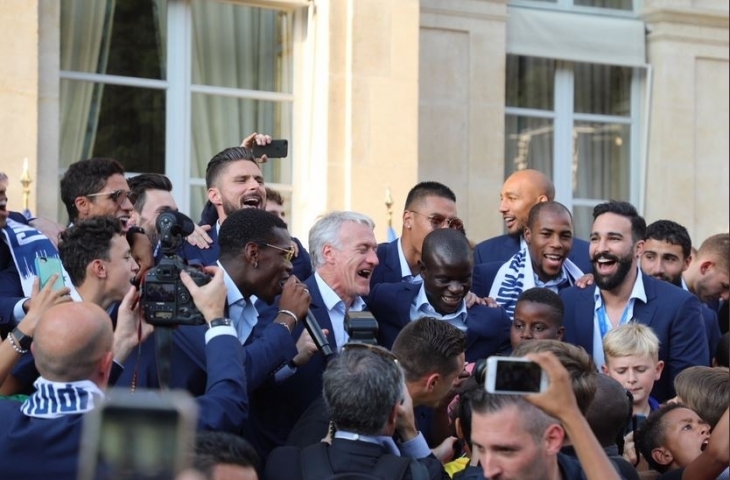 Para pemain Prancis mennyanyikan sebuah lagu untuk N'golo Kante (@equipedefrance/Twitter)