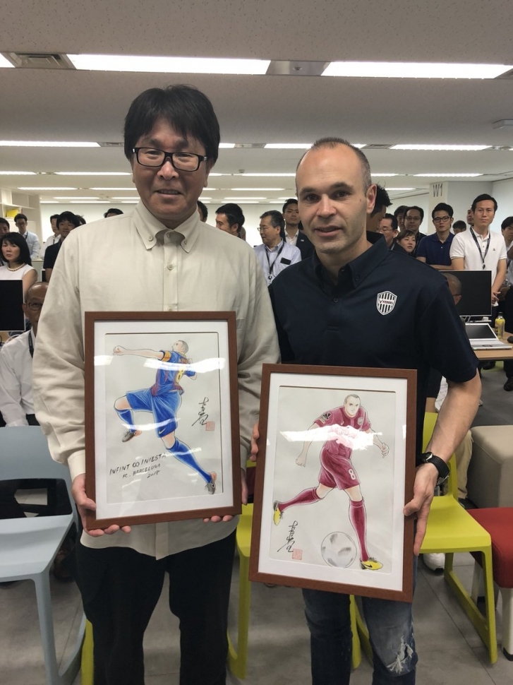 Andres Iniesta menerima hadiah dari manga Kapten Tsubasa, Yoichi Takahashi (@@0728takahashi/Twitter)