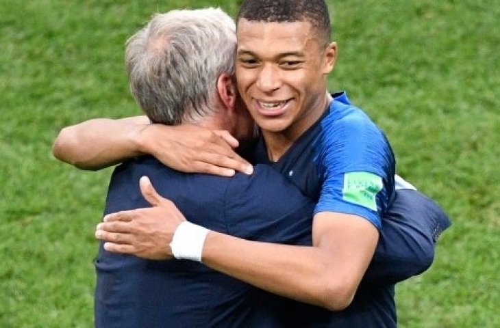 Didier Deschamps dan Kylian Mbappe (Sumber: twitter)