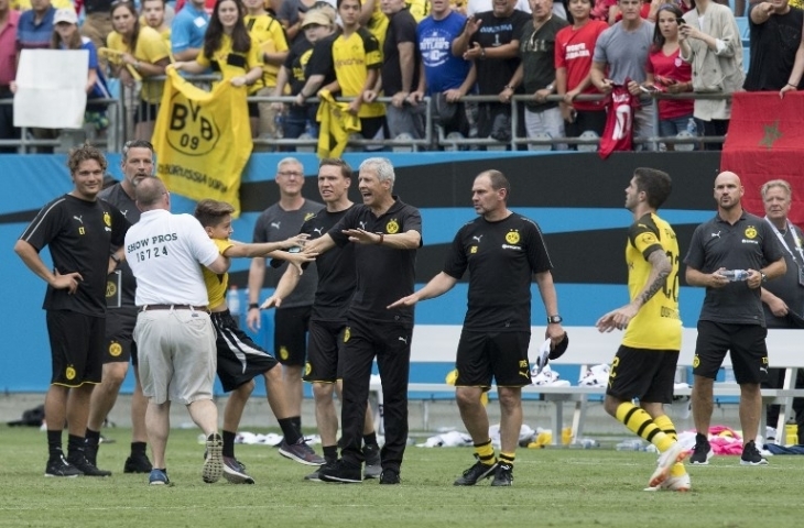 Christian Pulisic menyuruh petugas keamanan melepas seorang anak (22/7) [Jim Watson/AFP]