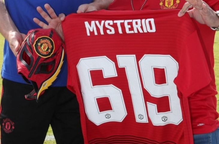 Topeng David de Gea dan Jersey Rey Mysterio