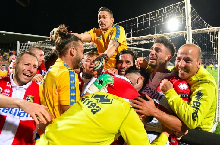 Skuat Parma Merayakan Promosi ke Serie A (Sumber: Parma Calcio 1913)