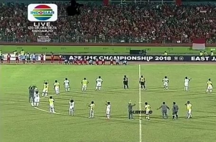 Para pemain Myanmar bersujud kepada para pendukung Indonesia (Instagram)