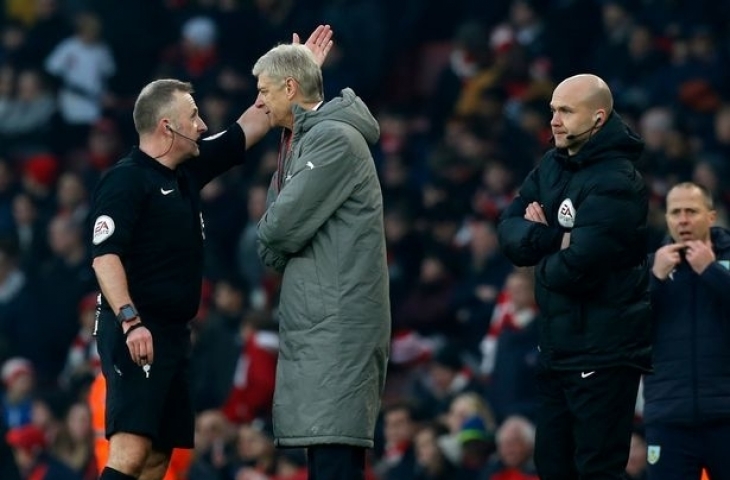 Arsene Wenger saat diusir wasit. (Dok. Football.London).