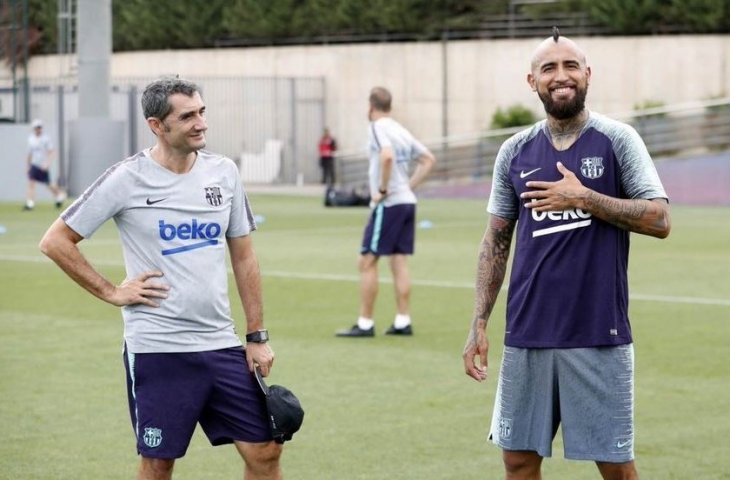 Pelatih Barcelona, Ernesto Valverde dan Arturo Vidal (@FCBarcelona/Twitter)