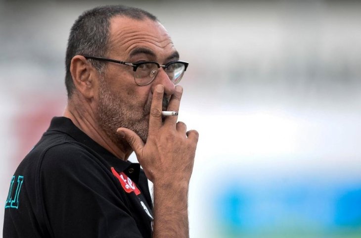 Mantan Pelatih Napoli, Maurizio Sarri merokok di pinggir lapangan (The Sun)