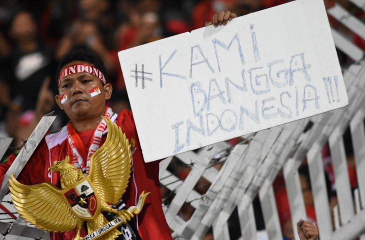 Penonton memberikan dukungan untuk Timnas Indonesia U-16 ketika melawan Malaysia U-16 pada laga semifinal Piala AFF U-16 di Stadion Gelora Delta Sidoarjo, Jawa Timur, Kamis (9/8). Indonesia U-16 menang atas Malaysia U-16 dengan skor 1-0. (ANTARA FOTO/M Risyal Hidayat)