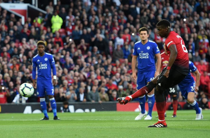 Paul Pogba menendang penalti ketika melawan Leicester City (@SquawkaNews/Twitter)