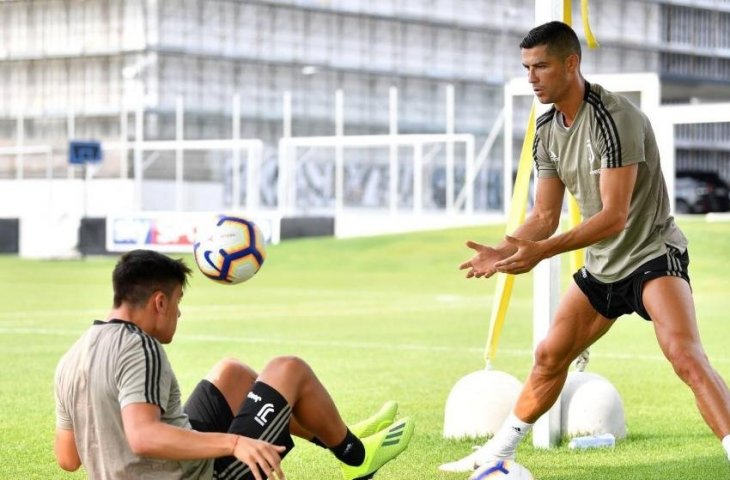 Cristiano Ronaldo dan Paulo Dybala saat sesi latihan Juventus (@Ovaciondigital/Twitter)