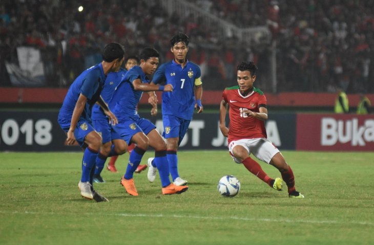 Pemain timnas Indonesia U-16 Brylian Neglehta Dwiki Aldama (kanan) berusaha melewati hadangan pesepak bola Thailand dalam pertandingan Final Piala AFF U-16 di Stadion Gelora Delta Sidoarjo, Jawa Timur, Sabtu (11/9). (ANTARA FOTO/M Risyal Hidayat)