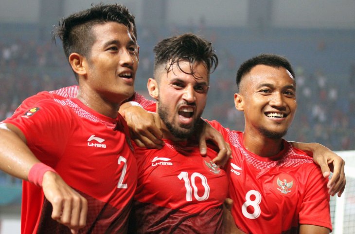 Selebrasi Ketiga Oleh Stefano Lilipay (tengah) pada pertandingan babak kedua antara Chinese Taipei melawan Indonesia pada pertandingan Grup A Asian Games ke-18 di Stadion Patriot, Bekasi Minggu (12/8). (INASGOC/Ary Kristianto)