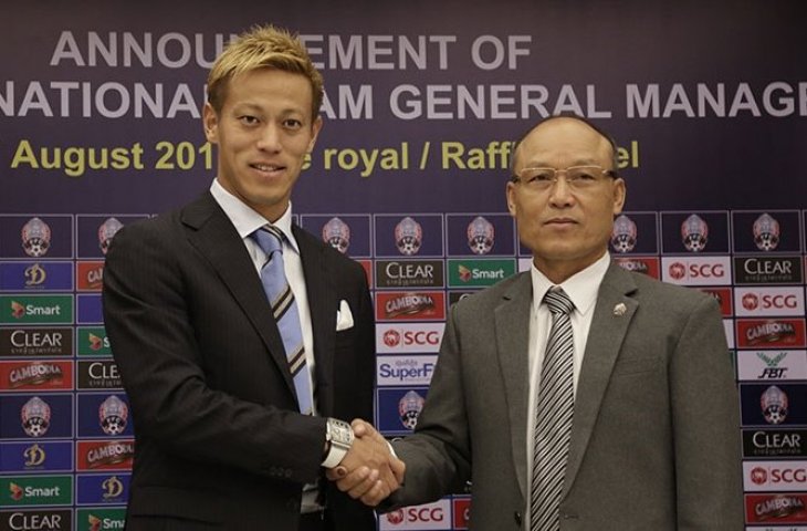 Keisuke Honda berjabat tangan dengan Sao Sokha, Presiden Federasi Sepakbola Kamboja. (Dok. khmertime).