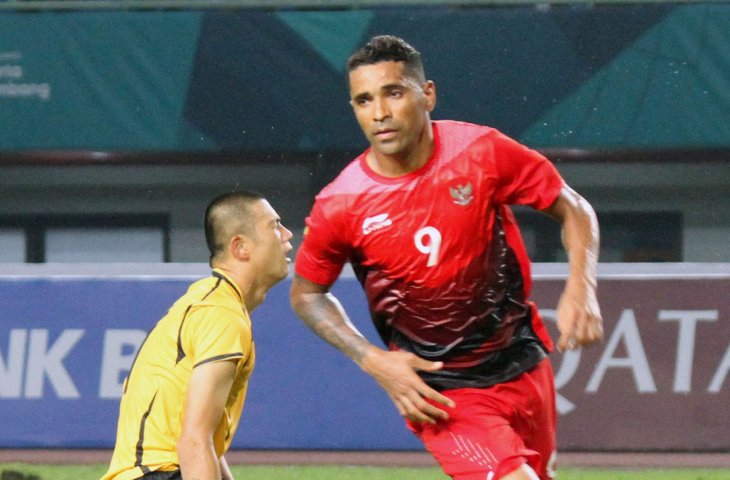 Selebrasi Kedua Indonesia oleh Alberto Goncalves (9) pada babak kedua antara Taiwan melawan Indonesia pada pertandingan Grup A Asian Games ke-18 di Stadion Patriot, Bekasi Minggu (12/8). (INASGOC/Ary Kristianto)