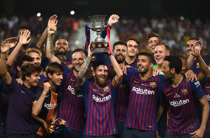 Barcelona mengangkat trofi Piala Super Spanyol (@Squawka/Twitter)