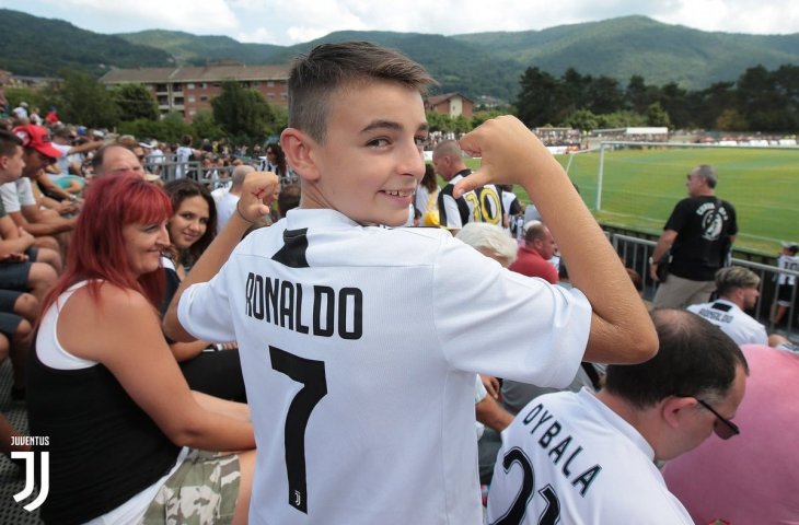 Seorang anak kecil penggemar Juventus mengenakan jersey Cristiano Ronaldo (Juventus FC)