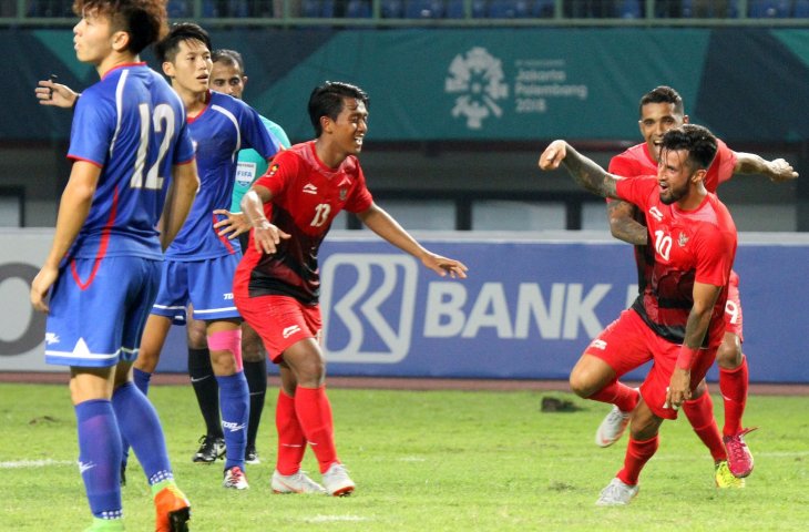 Selebrasi Gol Ketiga oleh Stefano Lilipay (10) pada pertandingan babak kedua antara Taiwan melawan Indonesia pada pertandingan Grup A Asian Games ke-18 di Stadion Patriot, Bekasi Minggu (12/8). (INASGOC/Ary Kristianto)