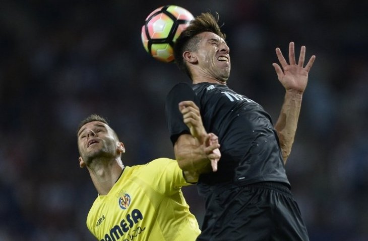 Pemain FC Porto Herrera (kanan) saat duel udara dengan gelangan Villareal Samu Castillejo saat laga uji coba
di Stadion Dragao, Porto (AFP)