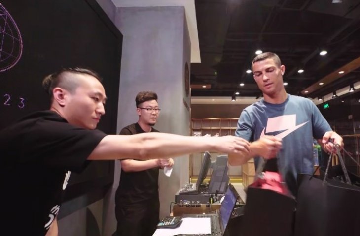 Cristiano Ronaldo saat belanja sneakers (youtube/complex)