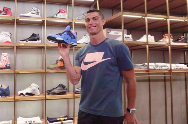 Cristiano Ronaldo saat belanja sneakers (twitter/complex)