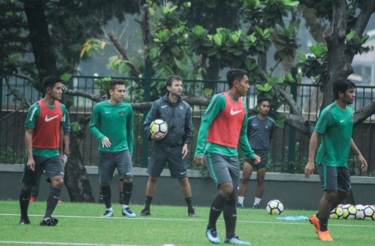 Pelatih Timnas Indonesia, Luis Milla memberi instruksi kepada anak asuhnya saat pemusatan latihan (PSSI)