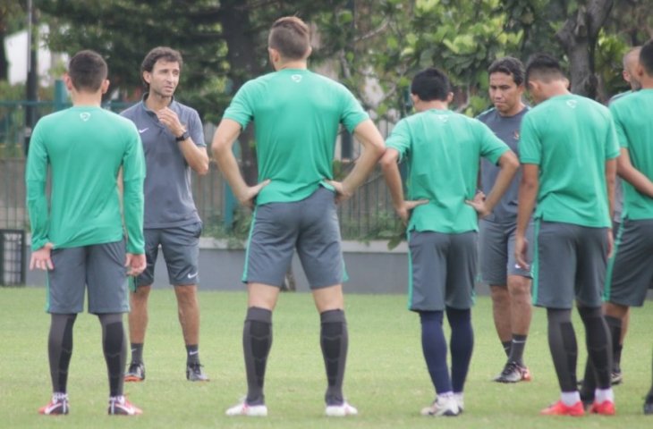 Mantan pelatih Timnas Indonesia, Luis Milla memberi instruksi kepada anak asuhnya saat pemusatan latihan (PSSI).