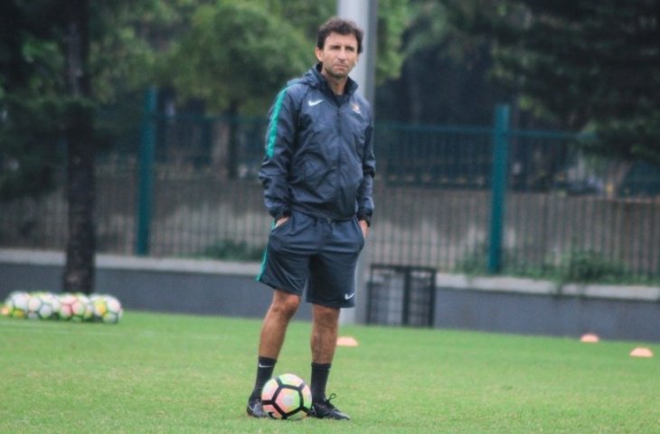 Pelatih Timnas Indonesia, Luis Milla mengamati anak asuhnya saat pemusatan latihan (PSSI)