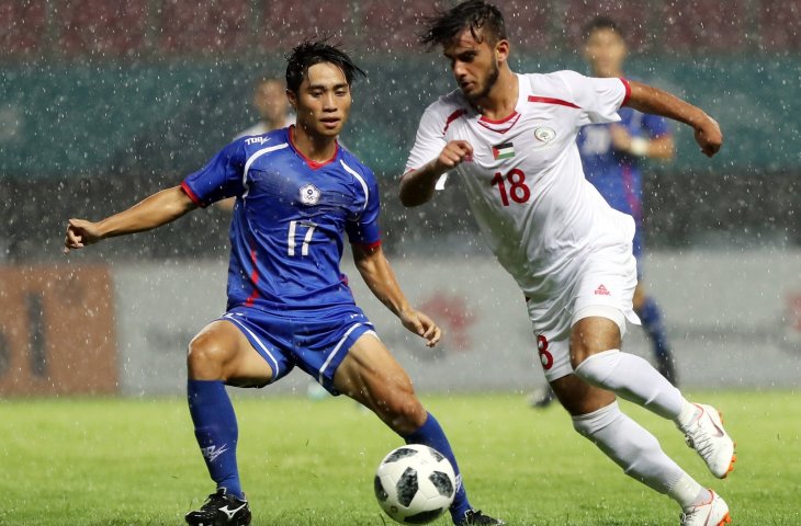 Pemain timnas Palestina Mohammed Obaid (kanan) saat dijaga ketat pemain Taiwan Hungchih HSU pada babak penyisihan Grup A cabang Sepak Bola Asian Games 2018 di Stadion Patriot Bekasi Jawa Barat, jumat (10/8/2018). (INASGOC/Charlie)