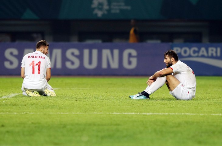 Pemain timnas Palestina Shehab Qumbor (kanan) dan Omar Alsharif kecewa karena gagal meraih kemenangan saat menghadapi Taiwan pada babak penyisihan Grup A cabang Sepak Bola Asian Games 2018 di Stadion Patriot Bekasi Jawa Barat, jumat (10/8/2018). (ANTARA/INASGOC/Charlie)