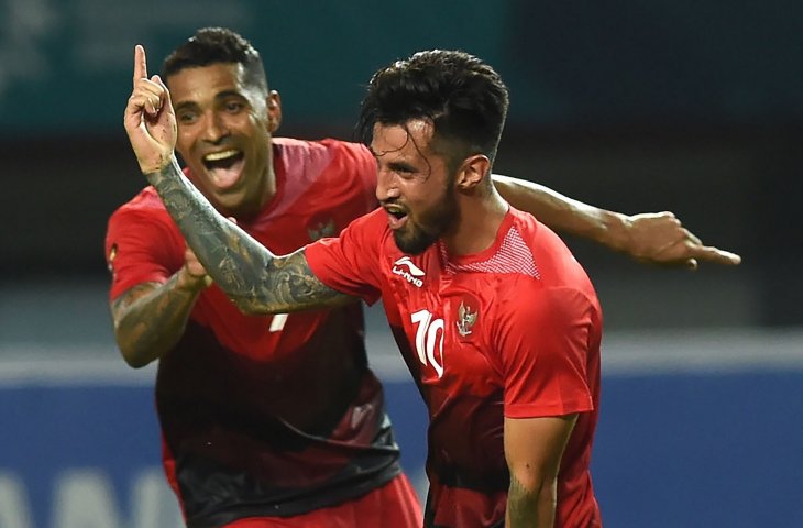 Pemain timnas Indonesia U-23 Alberto Goncalves dan Stefano Lilipaly merayakan gol saat melawan Taiwan pada lanjutan grup A Asian Games 2018 di Stadion Patriot Candrabhaga, Bekasi (AFP)