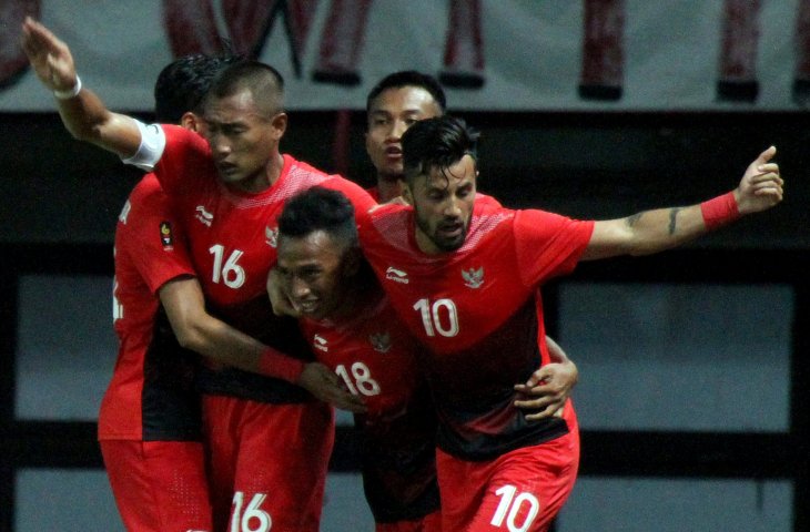 Selebrasi timnas Indonesia usai Irfan Jaya cetak gol dalam pertandingan babak penyisihan sepakbola grup A Asian Games ke 18 di Stadion Patriot, Bekasi, Rabu (15/8). (ANTARA/INASGOC/Ary Kristianto)