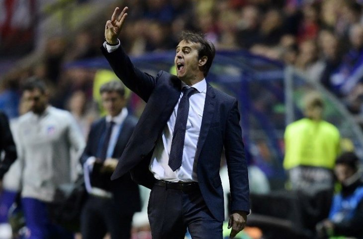 Julen Lopetegui memberikan instruksi kepada pemainnya. (Javier Soriano/AFP).