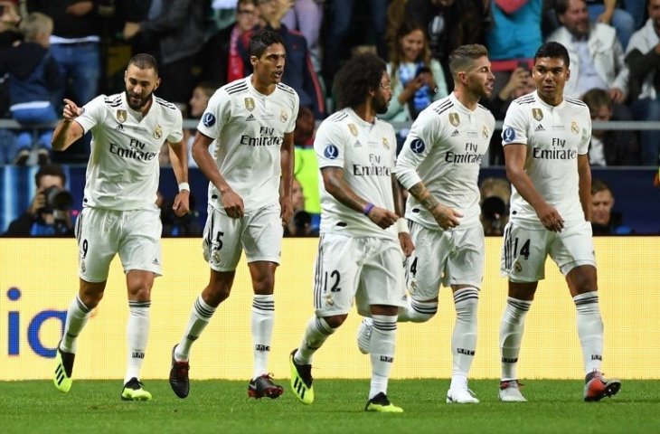 Para pemain Real Madrid usai merayakan gol Karim Benzema (Janek Skarzynski/AFP)