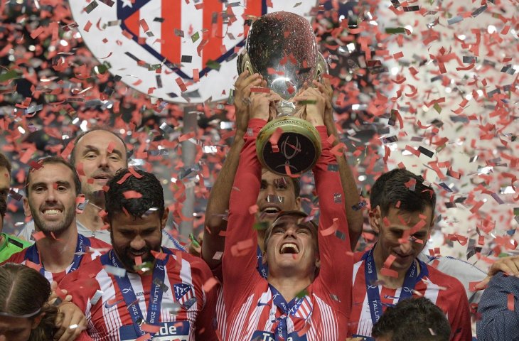 Penyerang Atletico Madrid Antoine Griezmann mengangkat trofi Piala Super Eropa usai mengalahkan Real Madrid di Lillekula Stadium, Tallinn, Estonia (AFP)