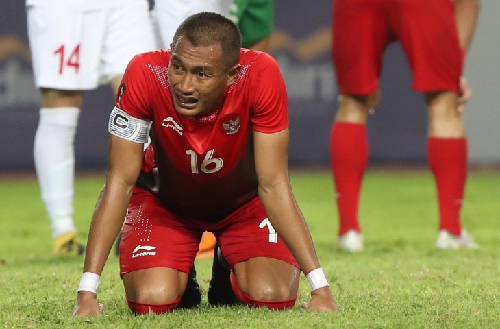 Kapten timnas Indonesia U-23 Hansamu Yama (depan) bersama timnya harus mengakui keunggulan Palestina pada babak penyisihan sepak bola Grup A Asian Games 2018 di Stadion Patriot Bekasi, Rabu (15/08). (ANTARA/INASGOC/Charlie)