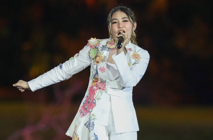 Penyanyi Via Valen memeriahkan pembukaan Asian Games 2018 di Stadion Utama Gelora Bung Karno, Senayan, Jakarta, Sabtu (18/8). (ANTARA/INASGOC/Wahyudin)