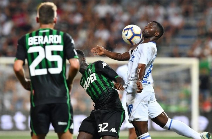 Gelandang Inter Milan, Kwadwo Asamoah (kanan) mengontrol bola selama pertandingan Serie A Italia Sassuolo vs Inter Milan di Stadion Mapei. (Vicenzo Pinto/AFP).