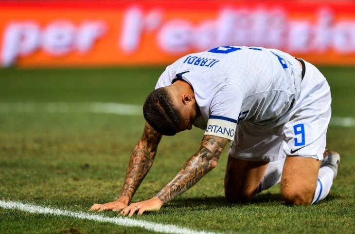 Pemain depan Inter Milan, Mauro Icardi, bangkit kembali setelah terjatuh saat pertandingan Serie A Italia, Sassuolo vs Inter Milan di Stadion Mapei di Reggio Emilia pada 19 Agustus 2018. 