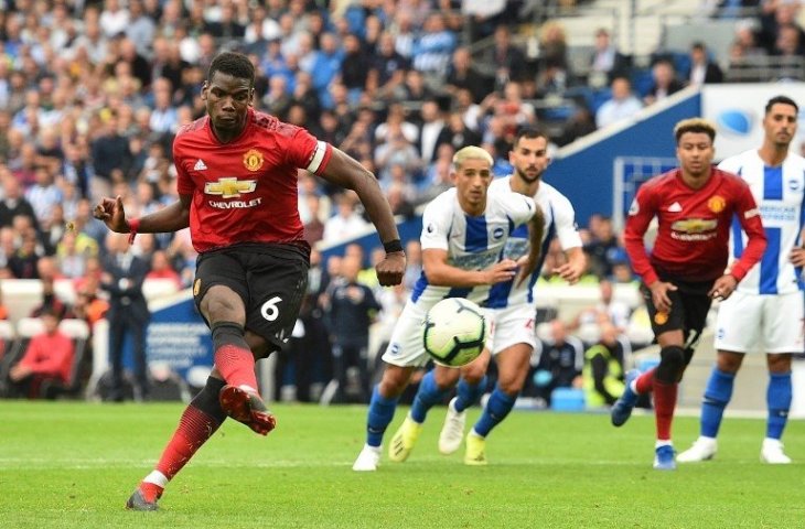 Eksekusi penalti Paul Pogba ke gawang Brighton (Glyn Kirk/AFP)