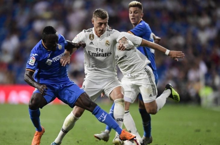 Toni Kroos dijaga oleh pemain Getafe (Javier Soriano/AFP)