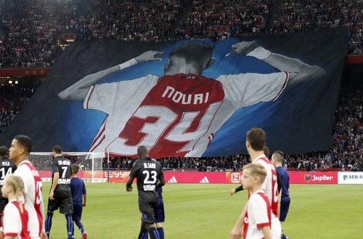 Koreografi untuk Abdelhak Nouri (twitter.com/FootballFactly)