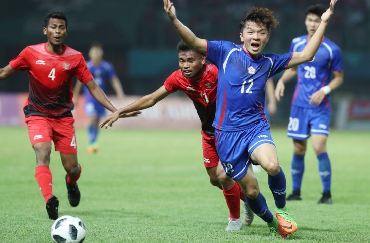 Pemain timnas Indonesia U-23 Saddil Ramdani (tengah) mengganjal pemain China Taipei Shengwei Chen (kanan) pada pertandingan Grup A Asian Games ke-18 di Stadion Patriot, Bekasi Minggu (12/8). (ANTARA/INASGOC/Charlie)