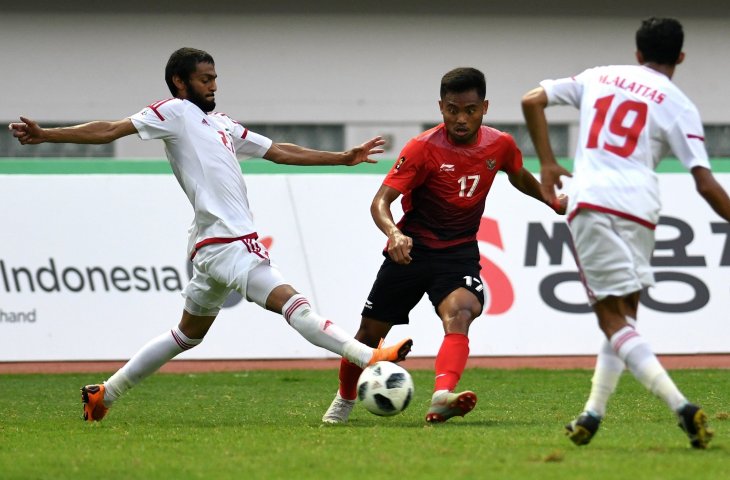 Pemain timnas Indonesia Saddil Ramdani (tengah) dihadang pesepak bola Uni Emirat Arab saat babak 16 besar pada Asian Games 2018 di Stadion Wibawa Mukti, Cikarang, Jawa Barat, Jumat (24/8). (ANTARA FOTO/INASGOC/Djuli Pamungkas)