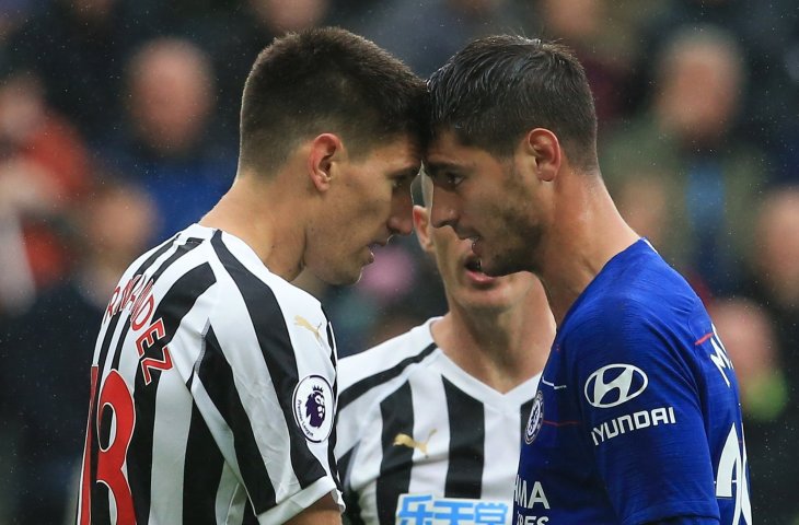 Pemain Newcastle United Federico Fernandez dan Pemain Chelsea Alvaro Morata (AFP)