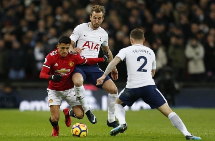 Alexis Sanchez mencoba melewati kawalan Harry Kane (Ian Kington/AFP)