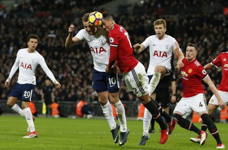 Duel Harry Kane dan Chris Smalling saat pertemuan di Liga Primer musim 2017/18 (Ian Kington/AFP)