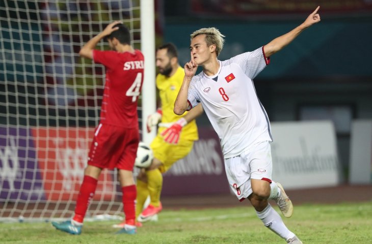 Pemain timnas Vietnam Nguyen van Toan (kanan) saat merayakan golnya kegawang Suriah pada babak Putra Perempatfinal di Stadion Patriot, Bekasi, Jawa Barat, Senin (27/08). (ANTARA FOTO/INASGOC/Charlie)