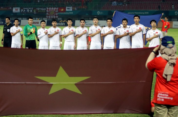 Timnas Vietnam menyanyikan lagu kebangsaan sebelum bertanding melawan tim sepak bola Suriah pada babak Putra Perempatfinal Asian Games 2018 di Stadion Patriot, Bekasi, Jawa Barat, Senin (27/08). (ANTARA FOTO/INASGOC/Ary Kristianto)