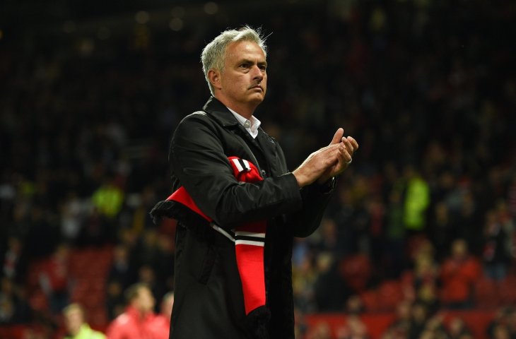 Pelatih Manchester United Jose Mourinho memberikan tepuk tangan kepada penonton di Old Trafford usai dikalahkan Tottenham Hotspur (AFP)