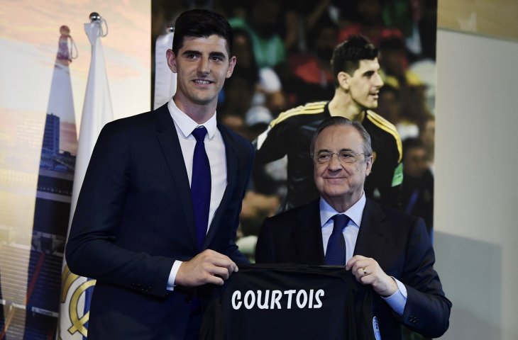 Pemain Real Madrid, Thiubaut Courtois dan Presiden Florentino Perez (AFP)